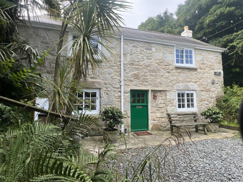 Lot: 138 - WELL PRESENTED DETACHED TWO-BEDROOM CHARACTERFUL COTTAGE WITH GARDENS AND PARKING - Front elevation